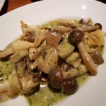 ビストロ ル フルール - ツブ貝とキノコのガーリックバター炒め