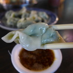 鴻記牛肉麺水餃 - 鮮やかな緑色が皮を透けるほど、たっぷりの韮が激ウマ！