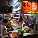 鴻記牛肉麺水餃 - 場所柄、日本語も飛び交います。