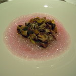 レ セゾン - 11.2　フォワグラのポワレに牡蠣を添えて 酸味を加えたエシャロット レモン ビーツの雲