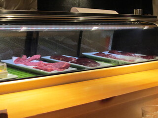 赤坂 金舌 - お寿司屋さんのように、ケースの中に肉が並んでいます