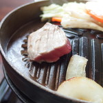 食事処 広〆 - こうやって焼いてタレをつけてたべる