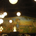 モザイクガラスタイルで描かれた壁画