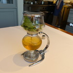 ル・ミュゼ - 雉のコンソメに、サイフォンを使ってハーブの香りづけをします