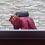 熊の焼鳥106 - 熊が炭を背負って焼鳥を咥えてます