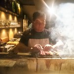 熊の焼鳥106 - まるはつを焼く店主