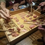 熊の焼鳥106 - 鶏刺し２５種　さぁどれから食べようかな　