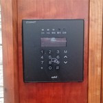 熊の焼鳥106 - 店の扉　ロックを解除する為のカードリーダー