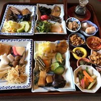 山ごぼう - シメのごはんとともに出てくるのは、なんと33種の漬物。塩分を極力控えてるから、2日しかもたないらしい。