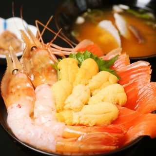 新鮮なネタを使った３色丼！