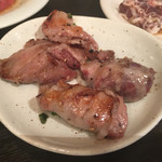 新宿食肉センター 極 - 「朝締めあみればー」600円と「はらみ」650円