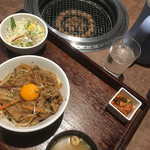 清香園 - 清香園のぶた丼 (750円) サラダ、汁物、キムチ付