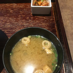 清香園 - 味噌汁とキムチ