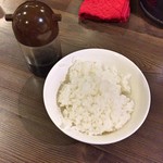 らあめん 広 - 汁なしタンタン麺に付くシメの小ライス + 味が薄まった時用のたれ