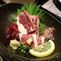 馬桜 下通り店 - 馬肉盛り合わせ