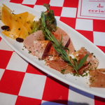 ラ フルール ド スリジエ - チーズ＆生ハム盛り合わせ　980円