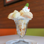 フルーツショップセリーヌ - 白桃パフェ☆