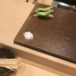 寿司つばさ - 箸休めの胡瓜と塩