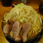 ラーメン 盛太郎 - 野菜山に見えるが実はコアは麺