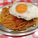 スパゲッティーのパンチョ - ナポリタン目玉焼き 740円（税込）