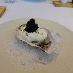 ル・ミュゼ - 厚岸の牡蠣の上には昆布のムースとスペイン産キャビアが・・・和食以上に牡蠣の強烈な味と香りが口の中に残り続きます