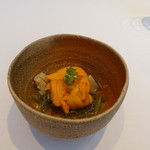 ル・ミュゼ - こちらも利尻のエゾバフンウニと、生の蝦夷アワビですが、海の中で獲りたてのアワビをはがしてそのまま食べたような強烈な食感と風味がいつまでも残ります。