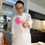 ル・ミュゼ - 石井シェフ自ら、液体窒素で凍らせたピンクローズでデコレーションしてくれます