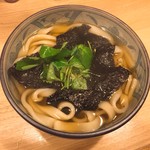 讃岐うどん 八屋 - 重みと湯気で出汁の中に沈み始めます