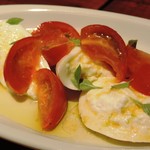 オステリア イル ガルボ - ブラッターチーズとフルーツトマトのカプレーゼ