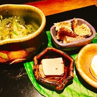 大どころ - 『八寸』様（枝豆のチーズ寄せ、アラの鱗素揚げ、アラの肝、そうめん瓜酢味噌和え）