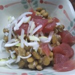 鶴亀 - まぐろ納豆 ４２０円(税込)(2017年3月31日撮影)