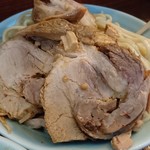 立川マシマシ - 豚は麺側に避難させます。