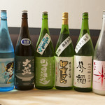 日本酒バー オール・ザット・ジャズ - 小さな蔵の酒が多いため、銘柄の入れ替わりあり。