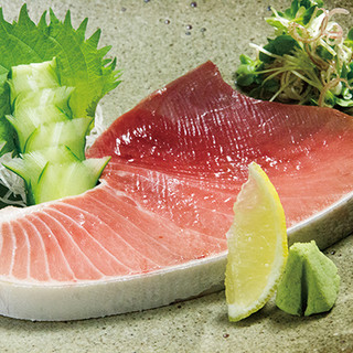 A luxurious item! Cross-section sashimi of tuna (real tuna/southern tuna)