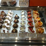 ラ・パティスリー・ベルジュ - ケーキのショーケース右側