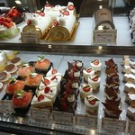 ラ・パティスリー・ベルジュ - ケーキのショーケース真ん中あたり