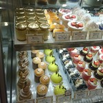 ラ・パティスリー・ベルジュ - ケーキのショーケース左側