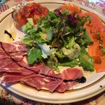 トラットリーア・ケイ・イタリアーノ - おまかせ大皿盛りは前菜3種にサラダ付きでお得!!さらにご要望があれば答えてくれるかも!?