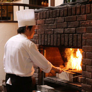 竈で焼く炭火焼の料理