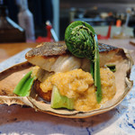 明道町中国菜 一星 - メバルの下には新じゃが芋、モロッコインゲン、生のザーサイを油通ししたもの
      ワタリガニの内子とミソのあんかけソース　こごみ添え