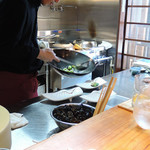 明道町中国菜 一星 - オープンキッチンでシェフの作るお料理を見るのもまた楽しい