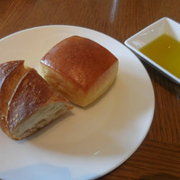 グランド キッチン - パン；オリーブオイル