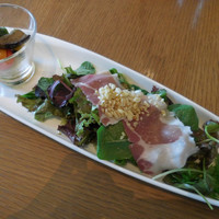 グランド キッチン - 季節野菜のエスカリバーダとパルマ産プロシュート／山葵風味のサラダ