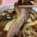 ラーメン専門店 まるたや - チャーシューは以前のペラ豚味付け(だったと記憶してんだ)からグッと進化。
コレは中々の逸品！ダントツで美味しいな。

しかも端っこ多くて俺の丼はアタリだった。

