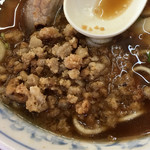 ラーメン専門店 まるたや - ほうら、こんな感じでザラザラっと行っとけ。

実は味無しスープの変化も求めての多め投入。


