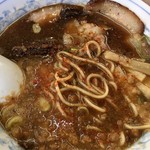 ラーメン専門店 まるたや - 一味、ニンニクと色々投入して、更にチャーシューの油溶け出して。それでもぼやけっぱなしのスープ。なんか決定的なモン入れ忘れたとかそんなレベル。それとも下ブレ？？？好み違う3人で同意見だった。