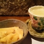 Daidoko Yaburegasa - 冷酒・揚げとタケノコの煮物