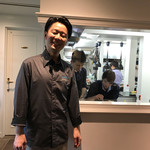 AMOUR - イケメン後藤シェフ、ガラスの奥は厨房です。