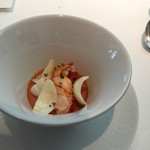 AMOUR - オマールエビのビスクが注がれる前。トマトのフランと百合根があります。