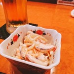 麺&Bar 山 - お通し　イカと玉ねぎのマヨネーズ和え的な